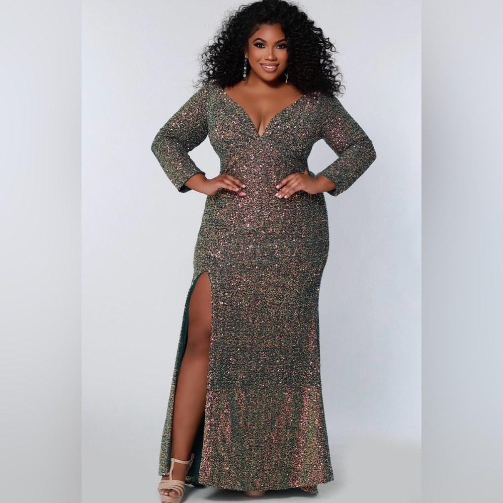 NWT Sydney’s Closet SC7333 Glittering Long Sleeve Gown – Size 20 – Green Surge